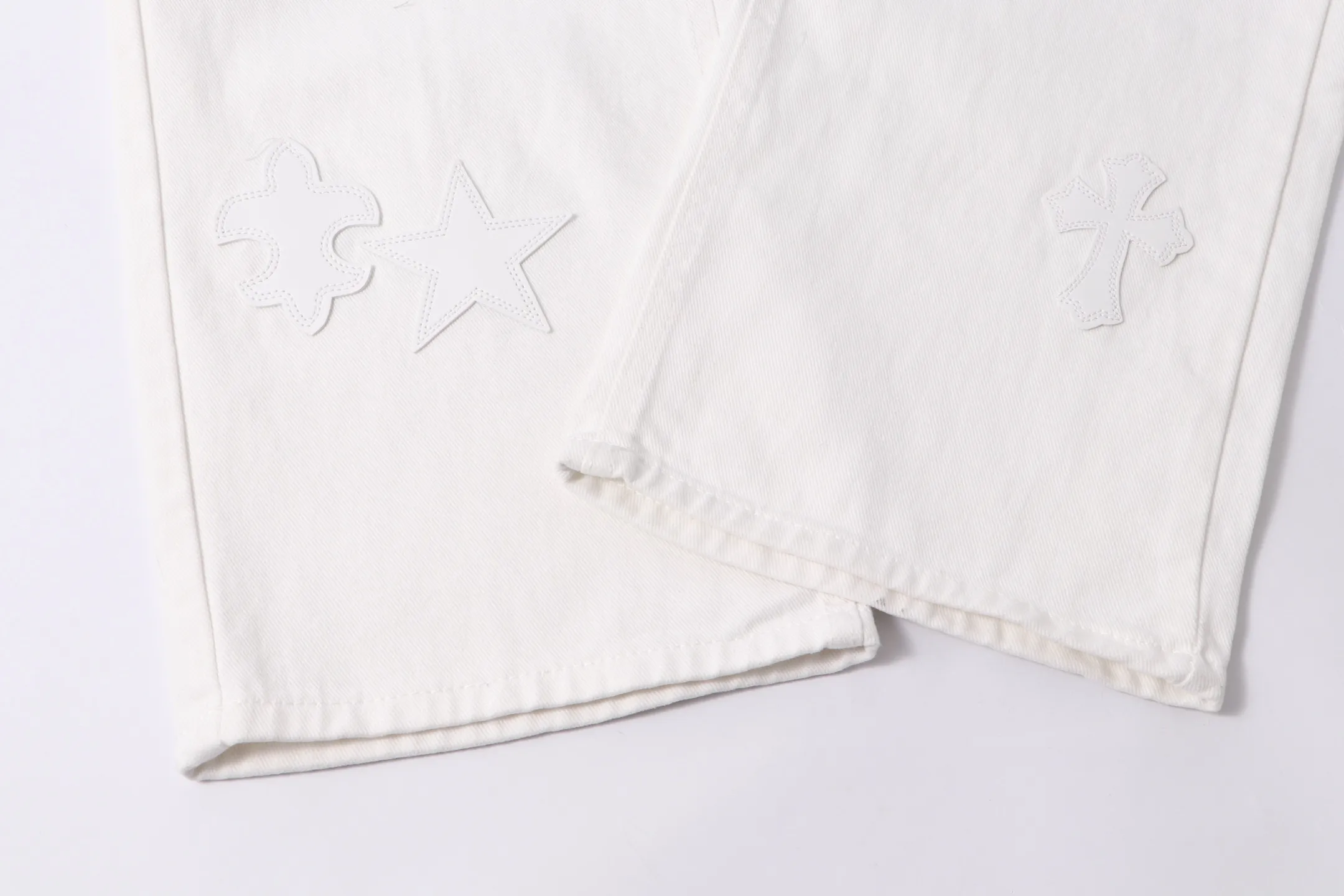 P290 Style No.: H919 Chrome Hearts & Chrome Hearts White Pants Pentagram ⭐️ Jeans for men and women (original). Styles with different washes and textures, very friendly to people with thin legs and thick legs. The slightly flared version is very flattering to the leg shape. Moderate length that never goes out of style, easy to match with casual, basic styling for various styles, a must-have in the wardrobe! The fabric is stiff but also makes the upper body soft without losing texture. The washing process is even more perfect. It is a must-have item for everyone! ! ! Washed wheat, tag, pants label, three labels complete Color: white Size: 28-30-32-34